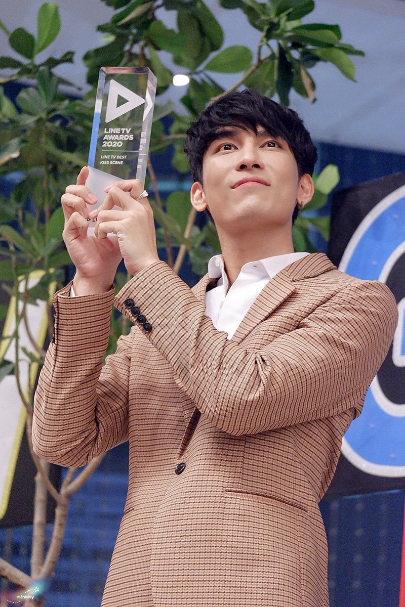 One of  #MewSuppasit life goals is to get an honor award as best actor. Last year, even though he was busy with his studies,he still went to the TTTS audition as a supporting role. But destiny said differently, he got the main role. His effort got an award, Best Kiss Sc #mewlions