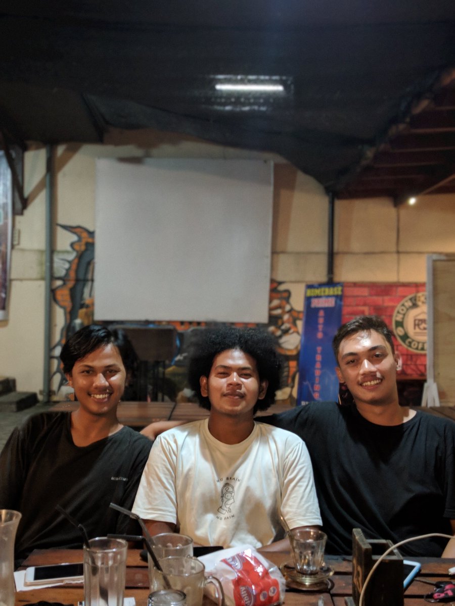 KINGG_ROYALLL's tweet photo. Makan tempe minumnya teh gelas,Rela ngelonte demi iPhone 11.
.
.
.
.
.
#ravencapcipcup #heybudy #ROYAL https://t.co/LNgUUQ7kli