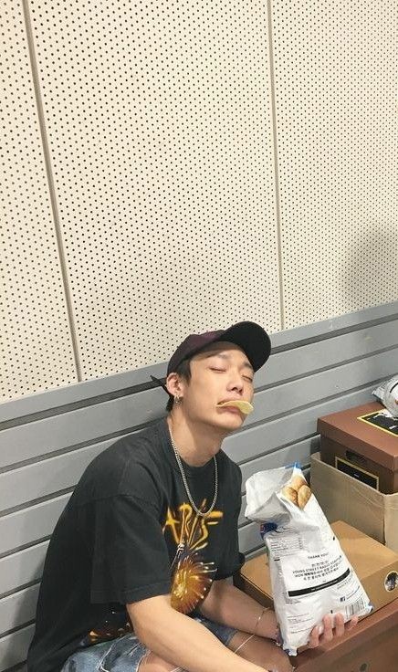 Hellloo Weekend!Since we're on lockdown and can't go out for these foods. I'll just enjoy looking at BobbyDay 3 - Bobby Eating I feel boyfriend material vibes #Bobby  #iKON  #30DaysBiasChallenge 