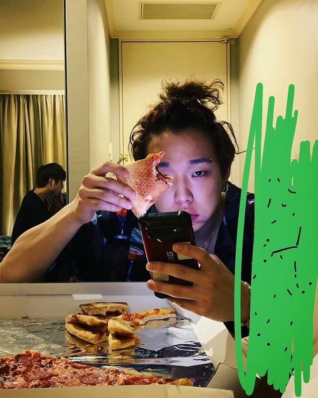 Hellloo Weekend!Since we're on lockdown and can't go out for these foods. I'll just enjoy looking at BobbyDay 3 - Bobby Eating I feel boyfriend material vibes #Bobby  #iKON  #30DaysBiasChallenge 