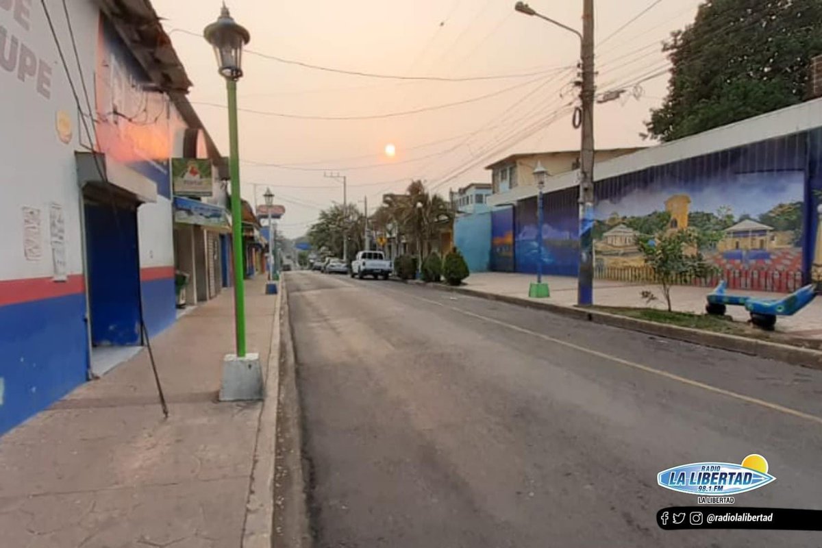 Cmigueljimenez's tweet photo. Señor Presidente @nayibbukele los habitantes del Puerto de La Libertad estamos cumpliendo al cuarentena, estas son imágenes de hace 30 minutos, ayúdenos a regular los demás municipios vecinos por favor. @Meganoticias19 @radiolalibertad @merino_monroy https://t.co/Nd2Sh2SYvb