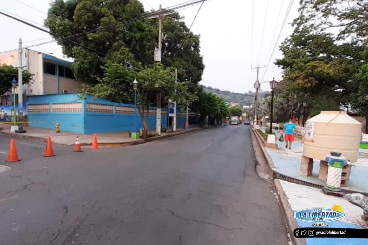 Cmigueljimenez's tweet photo. Señor Presidente @nayibbukele los habitantes del Puerto de La Libertad estamos cumpliendo al cuarentena, estas son imágenes de hace 30 minutos, ayúdenos a regular los demás municipios vecinos por favor. @Meganoticias19 @radiolalibertad @merino_monroy https://t.co/Nd2Sh2SYvb