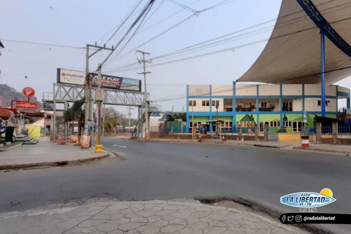 Cmigueljimenez's tweet photo. Señor Presidente @nayibbukele los habitantes del Puerto de La Libertad estamos cumpliendo al cuarentena, estas son imágenes de hace 30 minutos, ayúdenos a regular los demás municipios vecinos por favor. @Meganoticias19 @radiolalibertad @merino_monroy https://t.co/Nd2Sh2SYvb
