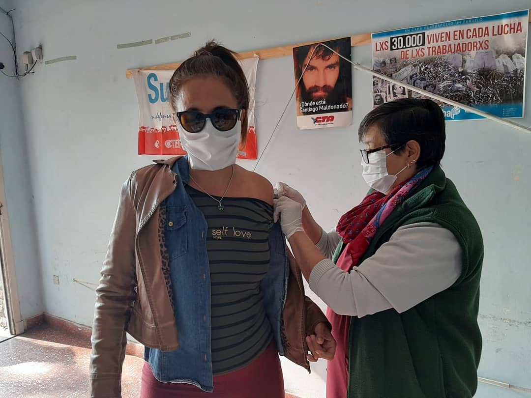 DanteBoeri's tweet image. Hoy vacunamos en la sede de #Echeverria a nuestrxs afiliadxs con la antigripal 2020. Gracias al Intendente @fernandogray y a la Secretaria de Salud de la Municipalidad por darnos las vacunas y a las genias de las enfermeras por la paciencia y la buena onda.
@SUTEBAProvincia