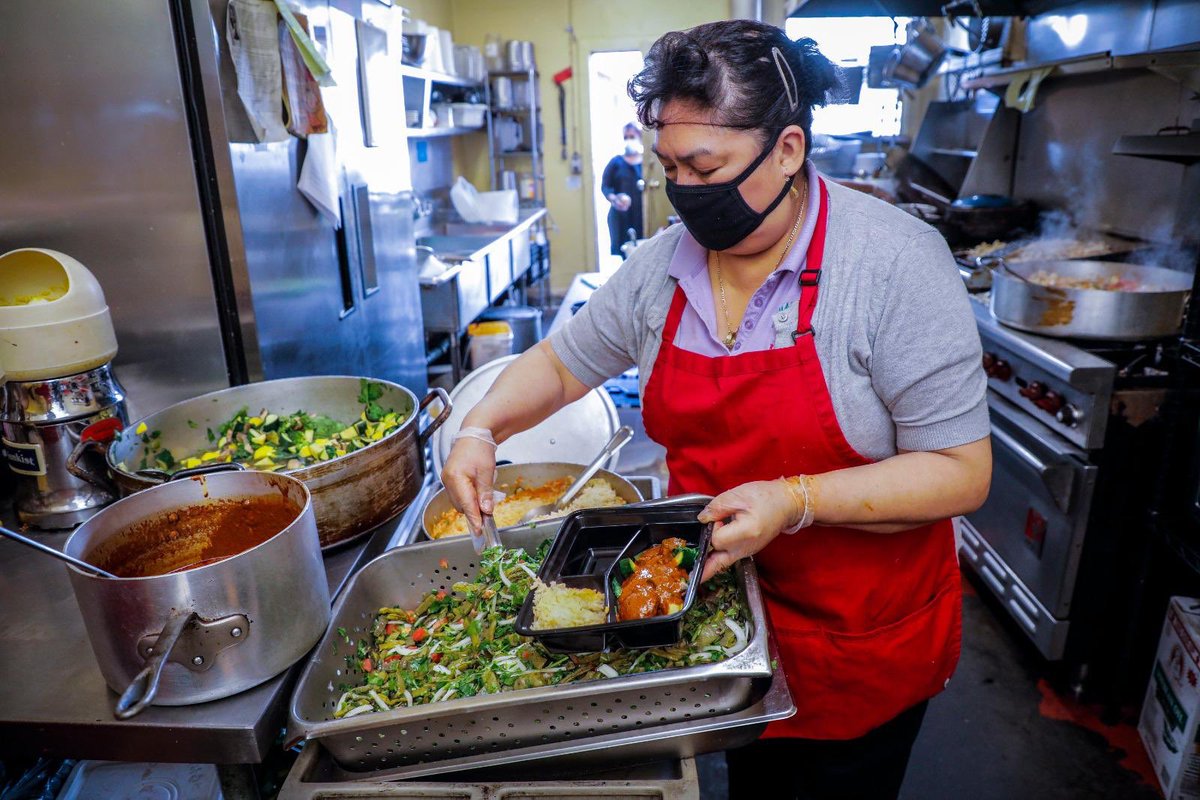 WCKitchen's tweet image. Big News! 📣 WCK is committing to purchase 1 million meals from small, local restaurants — bringing them back (safely) to do what they love. WCK will then deliver those meals with partners to families, seniors, healthcare workers &amp;amp; more #ChefsForAmerica 👉 wck.org/chefsforamerica