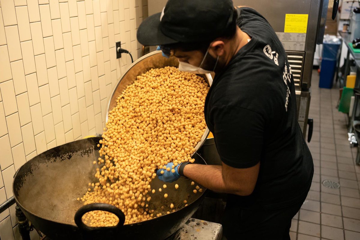 WCKitchen's tweet image. Big News! 📣 WCK is committing to purchase 1 million meals from small, local restaurants — bringing them back (safely) to do what they love. WCK will then deliver those meals with partners to families, seniors, healthcare workers &amp;amp; more #ChefsForAmerica 👉 wck.org/chefsforamerica