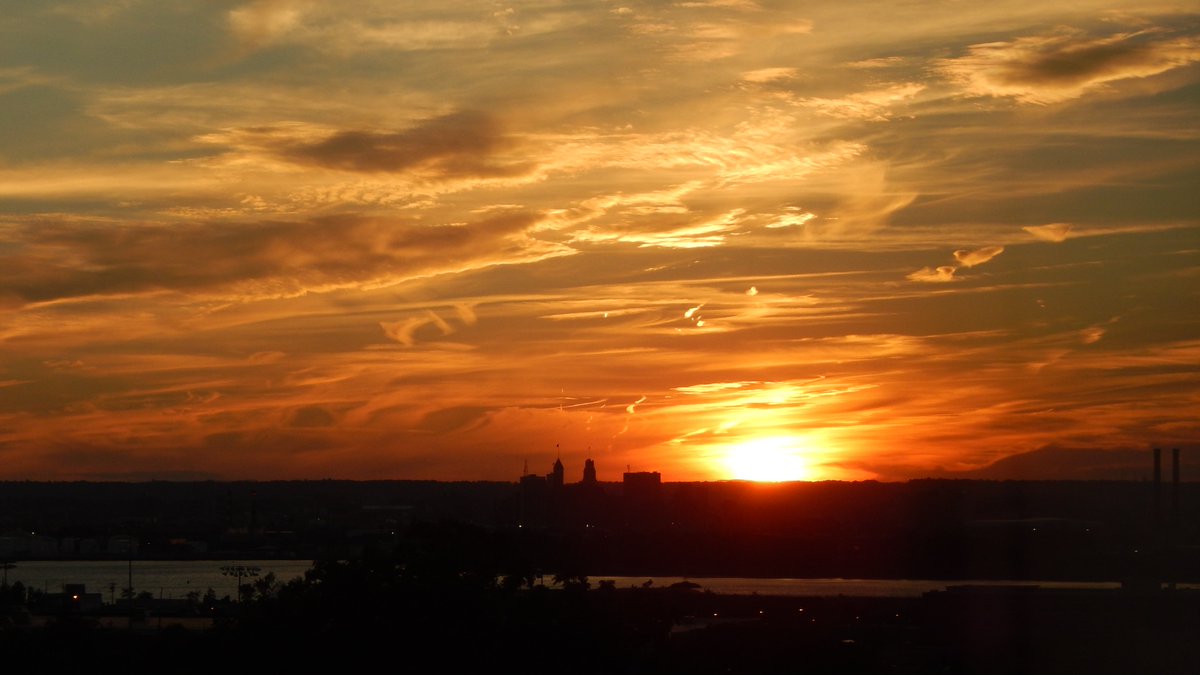 NJCULibrary's tweet image. The sun has set on another work week and this one was busy. This sunset photo was taking on the 4th floor of the library 5 years ago. Let's hope we can get back there soon to see some more beautiful sunsets. #librarywithaview #sunset