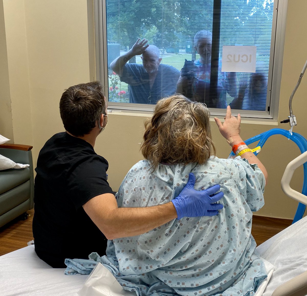 darin_trees's tweet photo. That time we had to explain what the world looks like now when she has been asleep for 4 weeks. #ICURehab https://t.co/bRD1tLhPoD