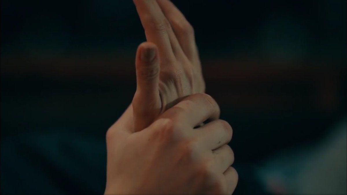 Then y asked E:what do you have in your hands?what do you have in your eyes,efsun means magic,isnt it?Yamac asked about efsun hands and eyes,because he couldnt believe the effect that Her hands and eyes have on him,plus like Her name efsun means magic for him  #cukur  #efyam +++