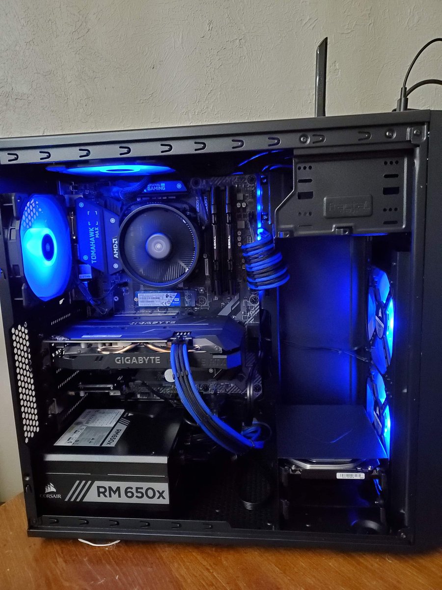 sweetteakillah's tweet photo. A Gigantic thank you to @bitwitkyle @paulhardware and @LinusTech and my amazing discord families, this would not have been possible. Im still in utter disbelief that I actually did this.
#ratemypc #firstpcbuild https://t.co/azDiFv1Y1m