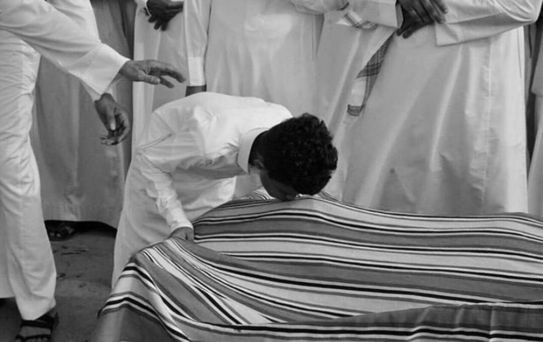 الوداع اللي يقولونه .. وداع الميت
لاحضنته قبل قبْره يحْرمك من شوفه
ِ
الفراق فراق من عنه ( المنيه ) عيّت
خل ( فرقا ) واحدٍ عيّت عليه ظروفه"