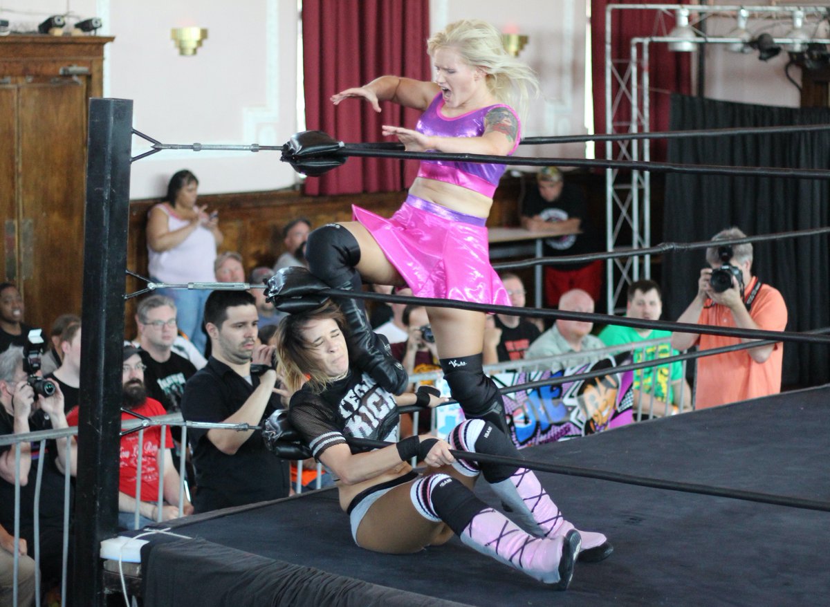 DAFALCON11's tweet photo. @SHIMMERwomen #Vol82 @DakotaKai_WWE v @Shazza_McKenzie https://t.co/2K7auccXZS