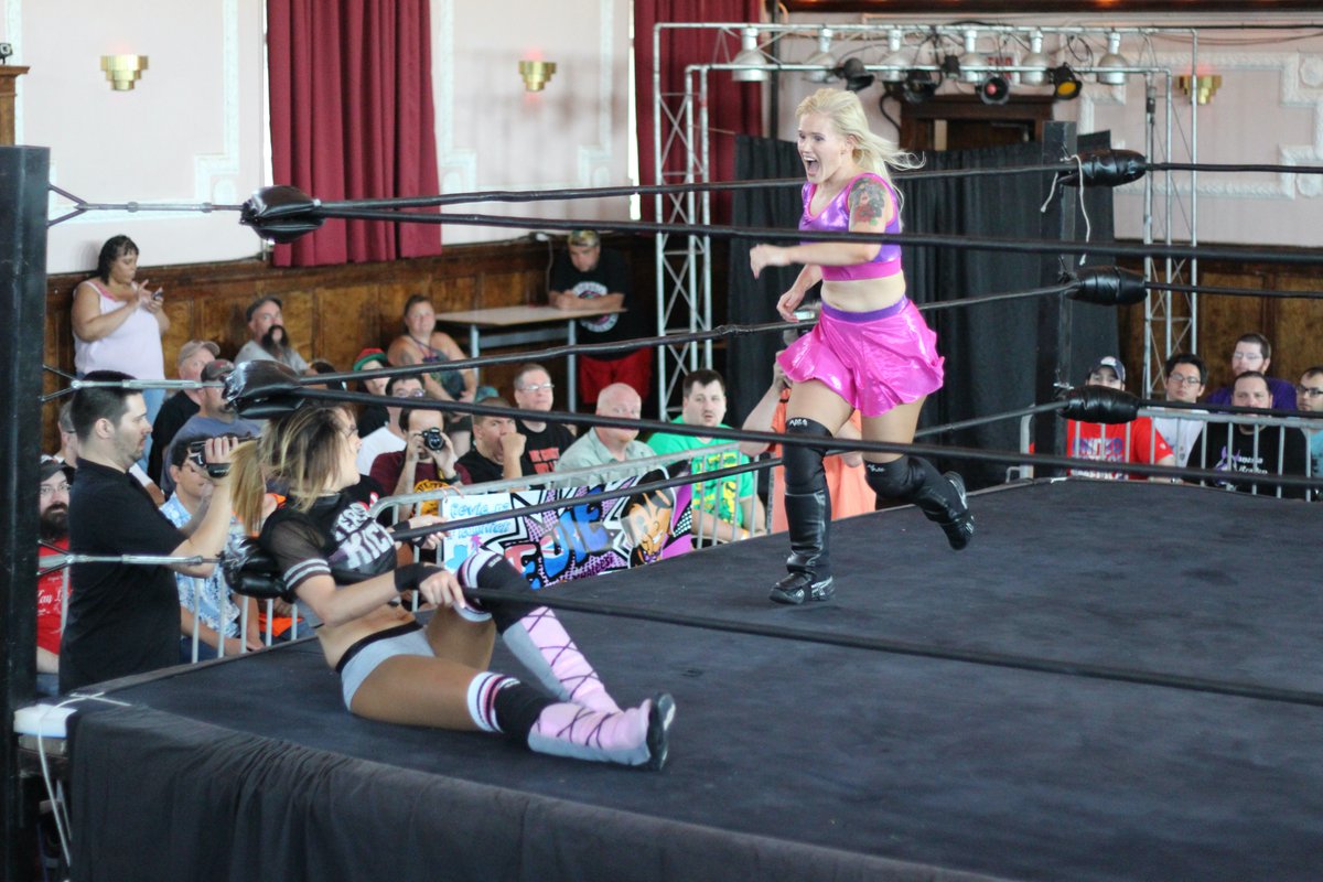 DAFALCON11's tweet photo. @SHIMMERwomen #Vol82 @DakotaKai_WWE v @Shazza_McKenzie https://t.co/2K7auccXZS