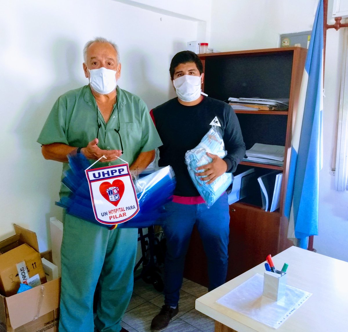 jorrjuarez's tweet photo. Entregamos al Htal Sanguínetti 35 máscaras protectoras y 100 barbijos más para su uso y entrega en mano a aquel que vaya por alguna emergencia y no tenga.
Con esta entrega se cubre el total de máscaras para que cada profesional tenga la suya.
#UHPP🏥
#CuidarteEsCuidarnos https://t.co/B7Di1ceVbv