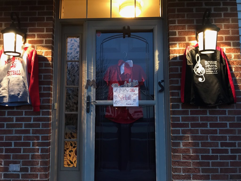 MHS Softball showing off their #MUNDYPRIDE! We proudly support our Seniors!