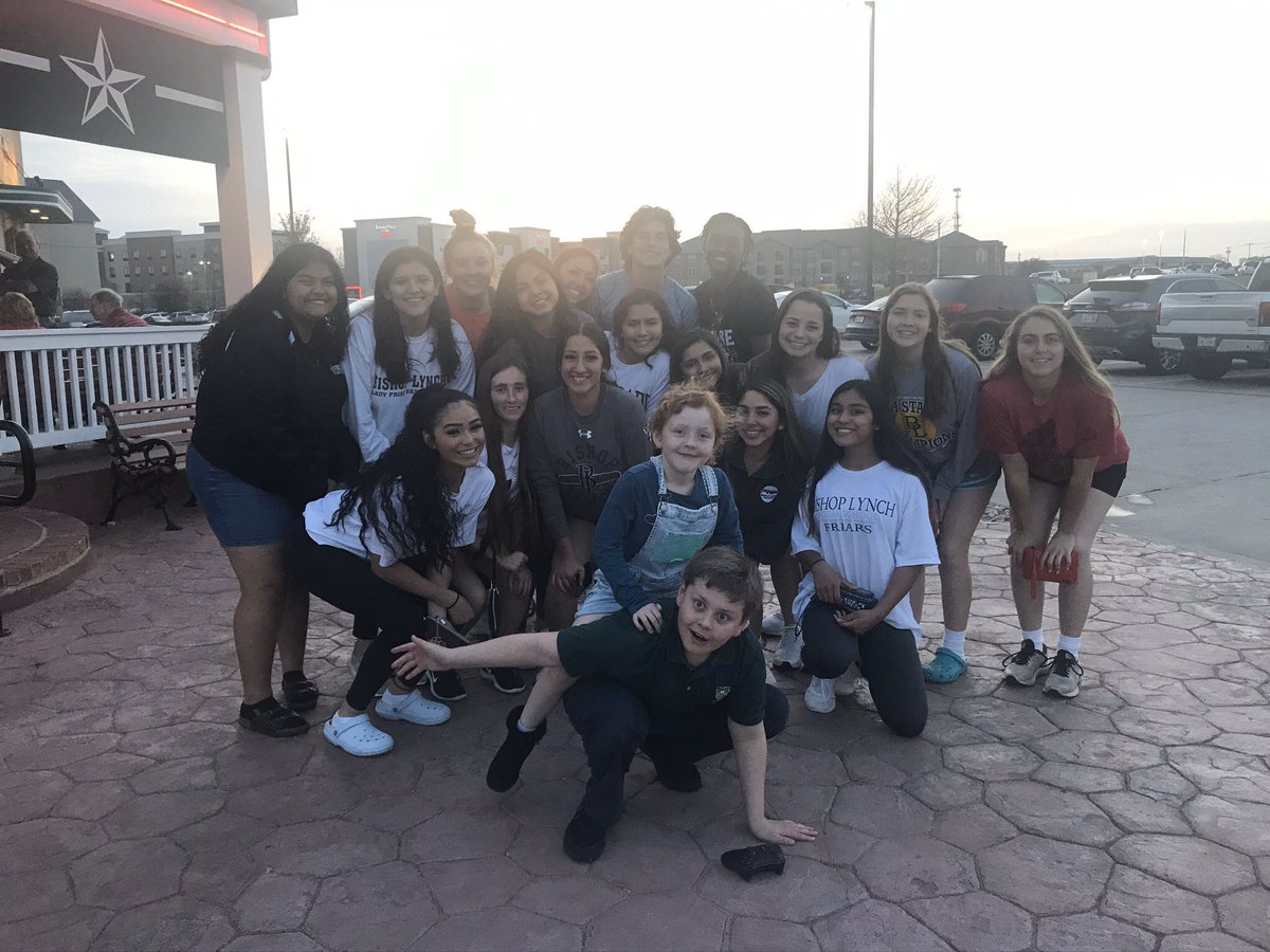 LynchSoftball's tweet photo. ❤️❤️❤️you all!! Thank you for celebrating our seniors and team tonight!! https://t.co/TfR7nUSoxL