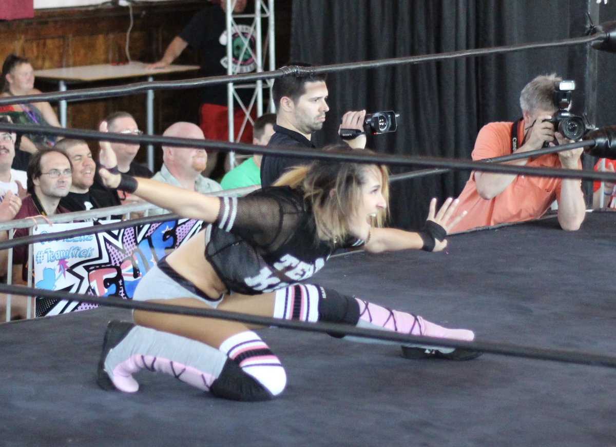 DAFALCON11's tweet photo. @Shazza_McKenzie v Evie @DakotaKai_WWE #SHIMMER82 https://t.co/z06AVql99B
