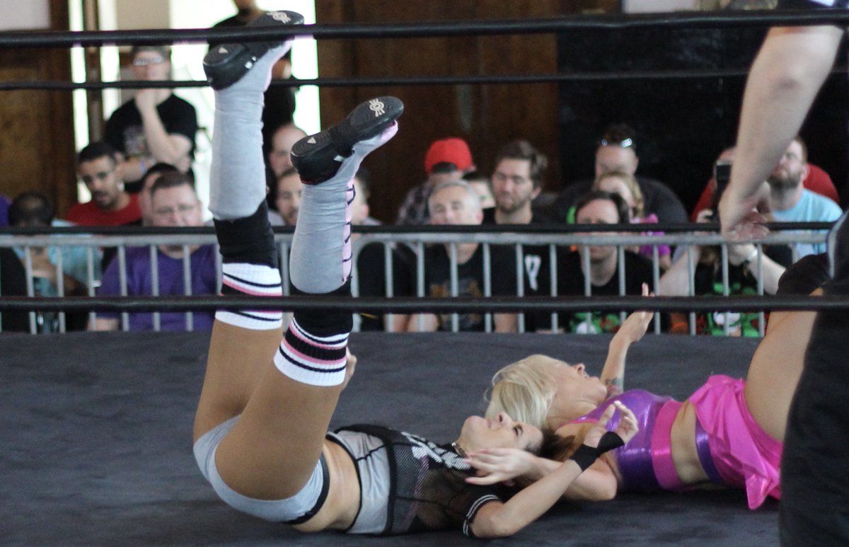 DAFALCON11's tweet photo. @Shazza_McKenzie v Evie @DakotaKai_WWE #SHIMMER82 https://t.co/z06AVql99B