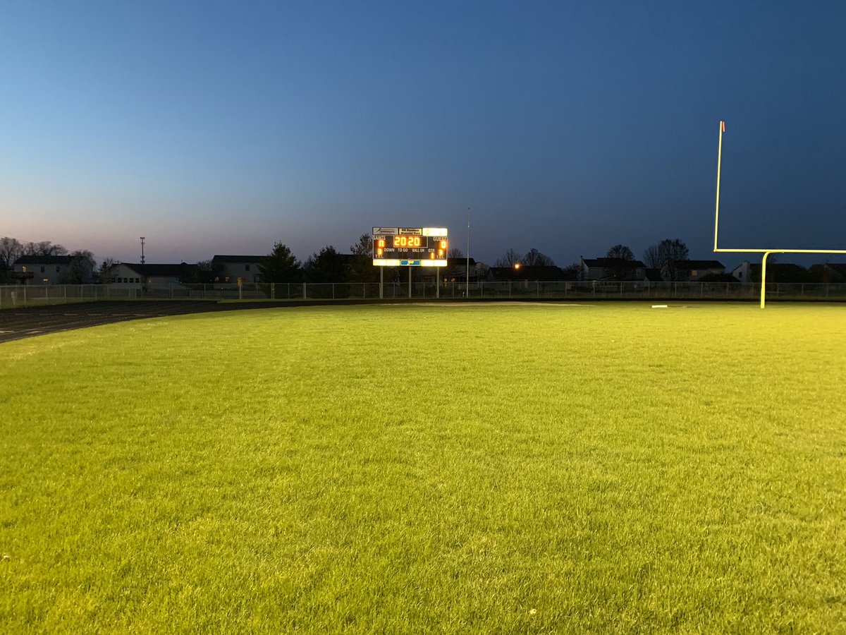 CCHSinBloom's tweet photo. Tonight we joined #IHSA schools across the state for #LightsForTheFight to show support for the Class of 2020 and for all the healthcare workers, first responders, &amp; all other essential workers on the frontlines of the pandemic. @centralwhitesea @IlliniPrairie @IHSA_IL https://t.co/nzXu2CTmBI
