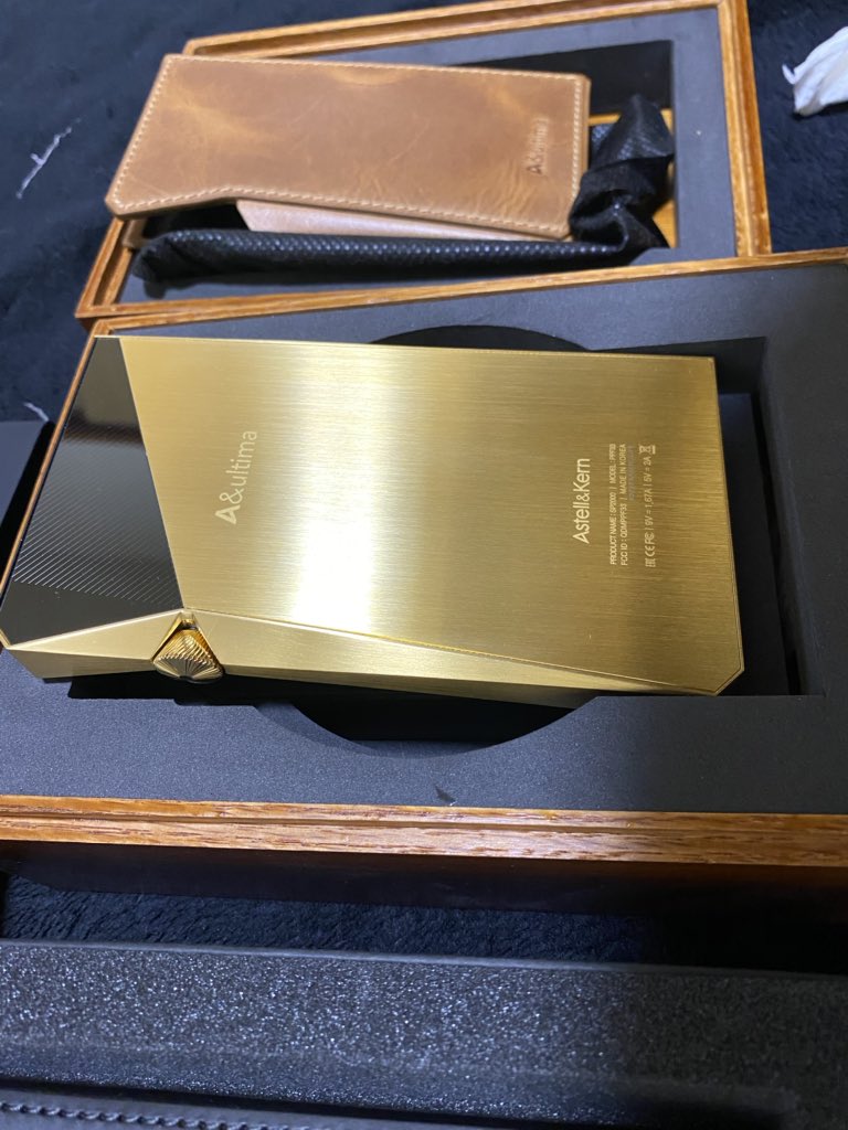 1213na0's tweet photo. SP2000 VG 着弾㊗️

百式感半端ないw

439800円のポータブルプレイヤーって言う雰囲気プンプンです^_^

新品だから音がまだぼやけてて硬いけど解像度と明瞭感、音数は流石フラッグシップと言う^_^
セパレーションと立体感が格段に上がってる😃

暫くはエージングを楽しみます^_^

#SP2000 VG
#Layla2 https://t.co/rOAzEITXXQ