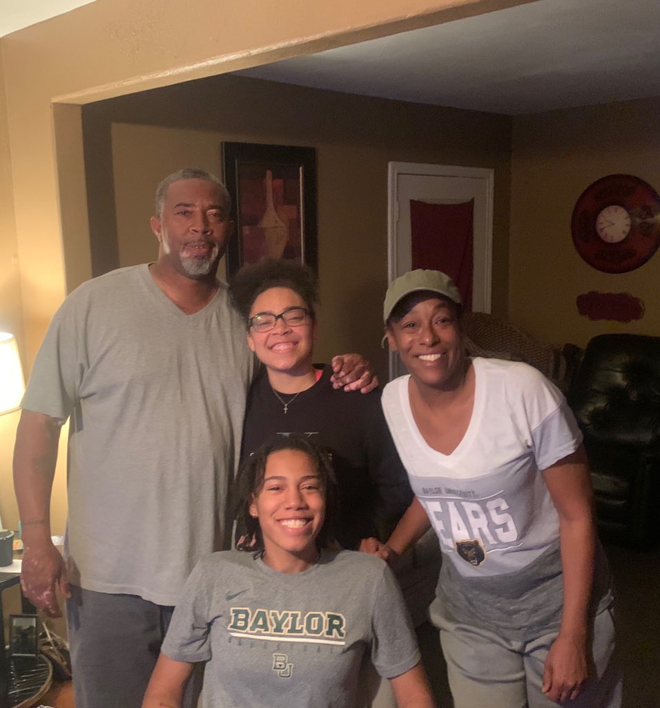 ConnecticutSun's tweet photo. One of our new rooks @Juicy_landrum20 and her family! https://t.co/6gyr3vQaK8