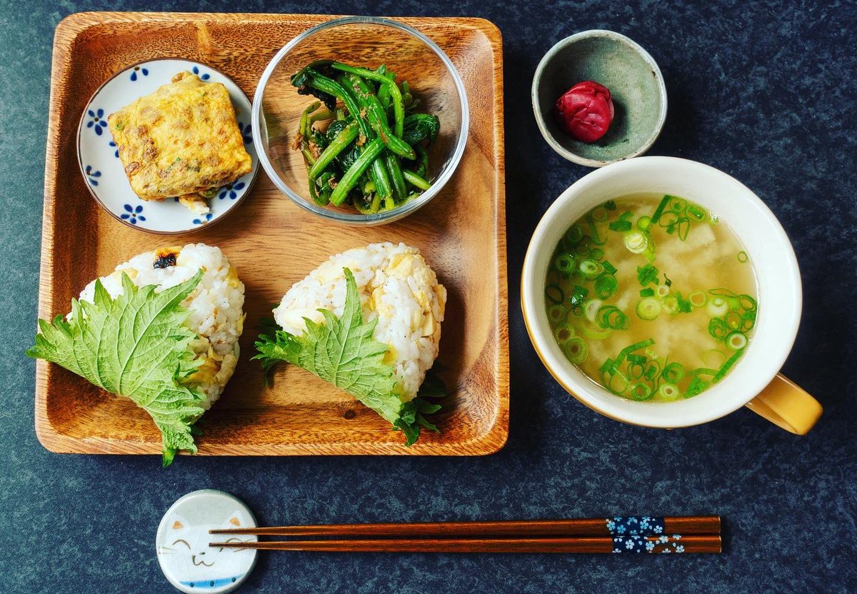 c2_kitchen's tweet photo. 昨日のランチはおにぎりプレート。焼いたタケノコと油揚げのおにぎりを大葉で巻きました。でもやめた方がいいです、うまく巻けない笑 さぁ、今日のランチはどうしよ。。 #料理男子 #ランチ #ランチプレート https://t.co/wLzHSyeLha