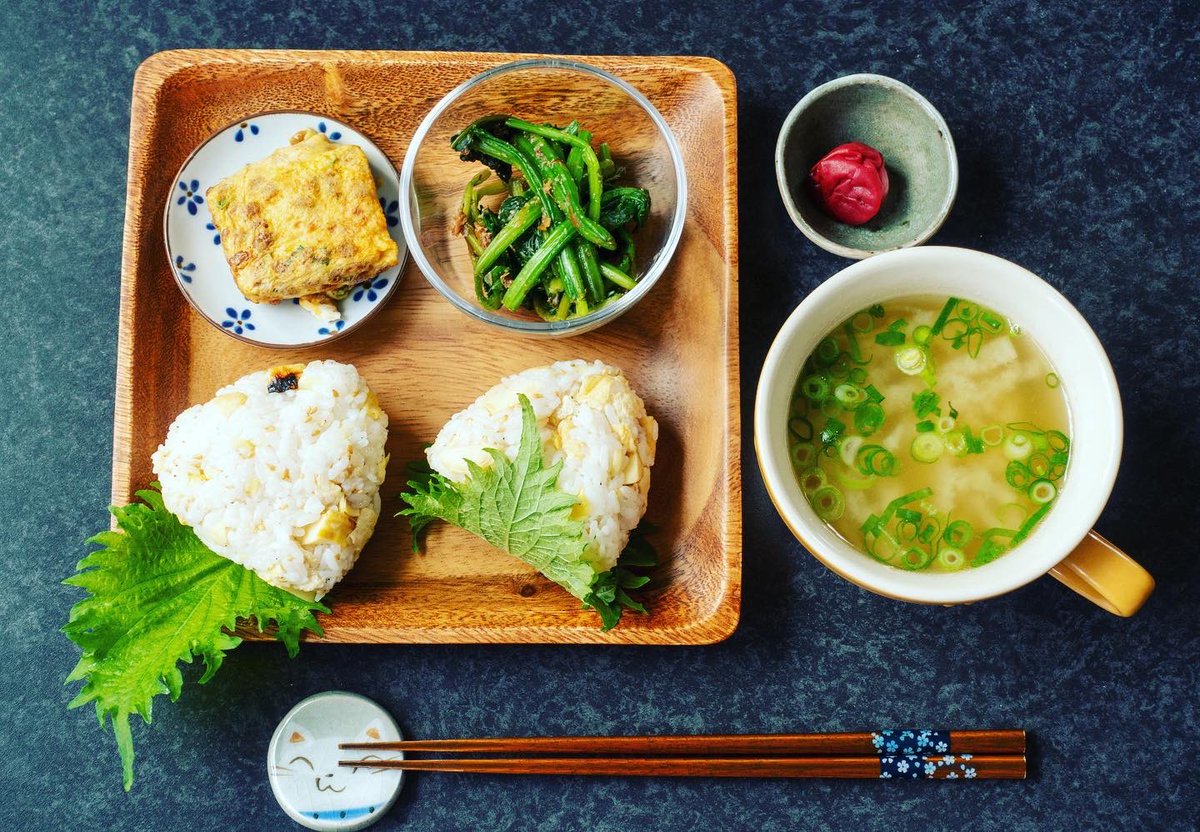 c2_kitchen's tweet photo. 昨日のランチはおにぎりプレート。焼いたタケノコと油揚げのおにぎりを大葉で巻きました。でもやめた方がいいです、うまく巻けない笑 さぁ、今日のランチはどうしよ。。 #料理男子 #ランチ #ランチプレート https://t.co/wLzHSyeLha