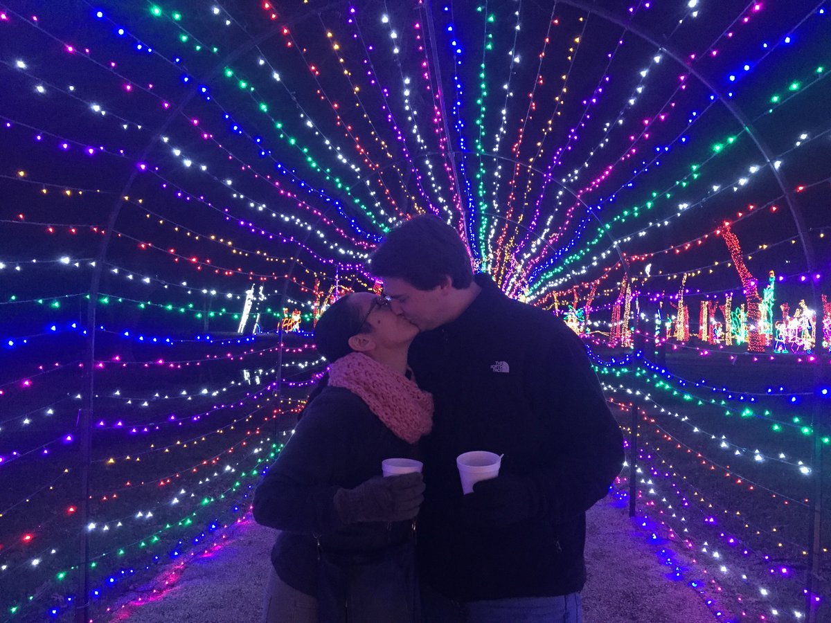 VaRollt's tweet photo. We can't have 200 people and a reception, but we CAN livestream our wedding Mass of 5 people and then grill hotdogs and hamburgers with the family~ 🙃🤷‍♀️⛪️💒💕👰🤵‍♂️💗🍔🌭🍺🍻 #BuschWeddingGift #Sweepstakes https://t.co/k36szYfRHJ