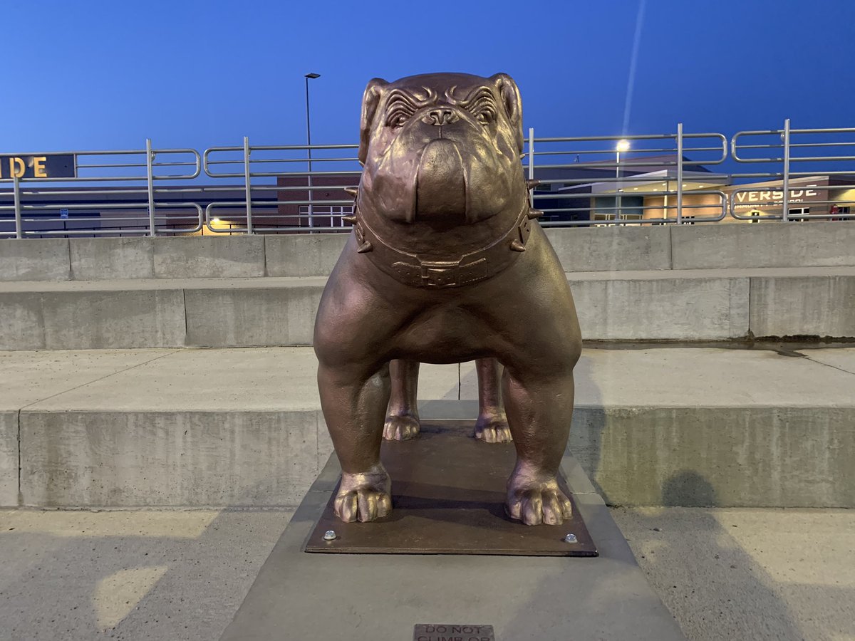 RiversideDawgs's tweet photo. Today’s news was tough, but OUR lights still shine for our kids. A big shoutout to the class of 2020, you all made a difference at Riverside and we cannot thank you enough! #LightUpIA @IOWAHSADA https://t.co/aEQpiTpnGX