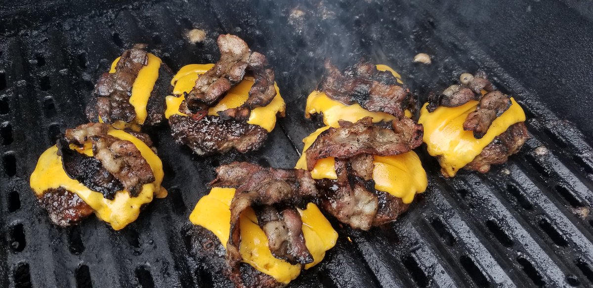 ShauneWalt's tweet image. With more time comes more responsibility to make awesome food!!!
Bacon and cheddar cheese stuffed cheeseburgers and fries with gravy.
#yum
#food
#ICanCook