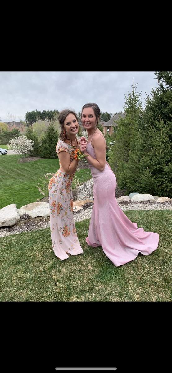 tayrae322's tweet photo. livi lynn!! happy birthday to the sweetest soul 🦋 so thankful for our friendship, love ya longtime 💛🌟 https://t.co/ILIY4sRHwf
