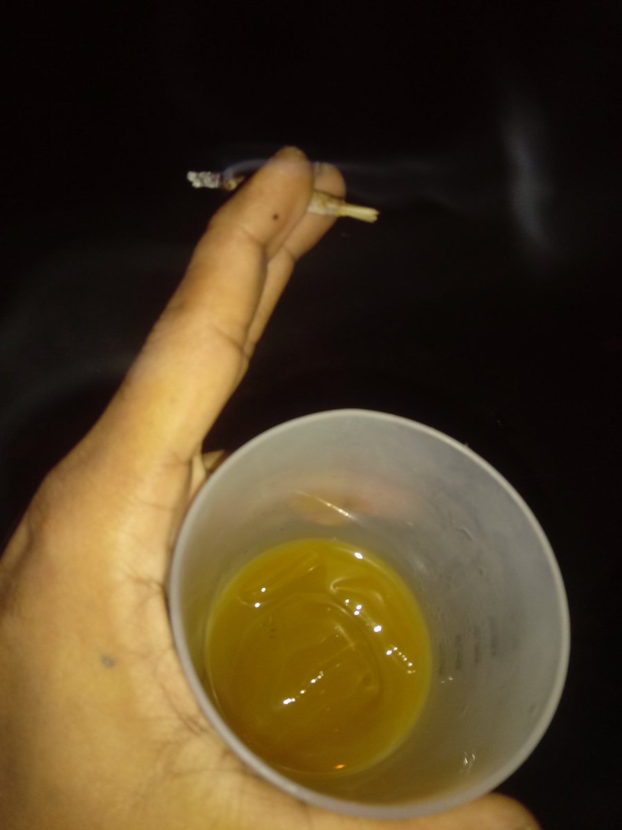 PBMARTINS1's tweet photo. Tá rolando o boldo e a vodckinha com os faixa ✌🍁🍹 https://t.co/pZk2rDnOYW