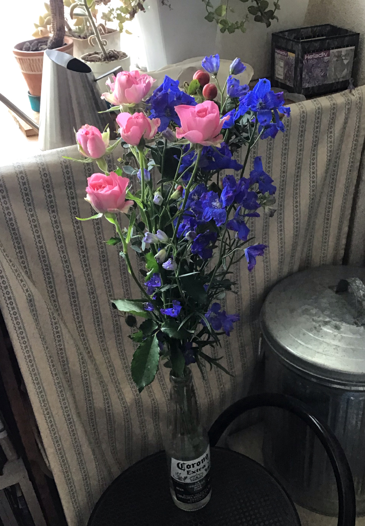 つるみさんらと遊ぶ会 على تويتر もう長いこと花瓶に使っているコロナビールの瓶 どんな花を挿してもよく映えるんだよ つるみさんらと遊ぶ会 على تويتر もう長いこと花瓶に使っているコロナビールの瓶 どんな花を挿してもよく映えるんだよ