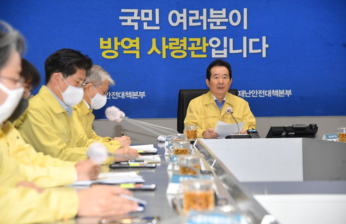 sk0926's tweet photo. 4월말 5월초에 예정된 황금연휴가 그간 사회적 거리두기의 고비가 될까 걱정입니다. 무증상 감염의 위험 속에 사람들의 이동과 접촉이 늘면 혹독한 대가를 치를 수도 있습니다. 아이들의 1학기 등교개학이 어려워질지도 모릅니다. 혹시라도 여행을 계획중이시라면 다시한번 생각해주시길 부��드립니다. https://t.co/UdUDrcoqFt