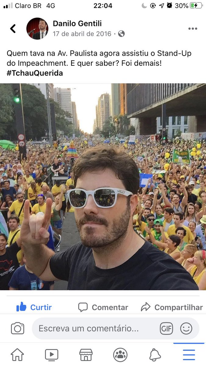 genti_lovers's tweet photo. La se vão 4 anos desse lindo acontecimento, Stand-Up do Impeachment com @DaniloGentili 👏🏻👏🏻 https://t.co/TvC76yBgqJ