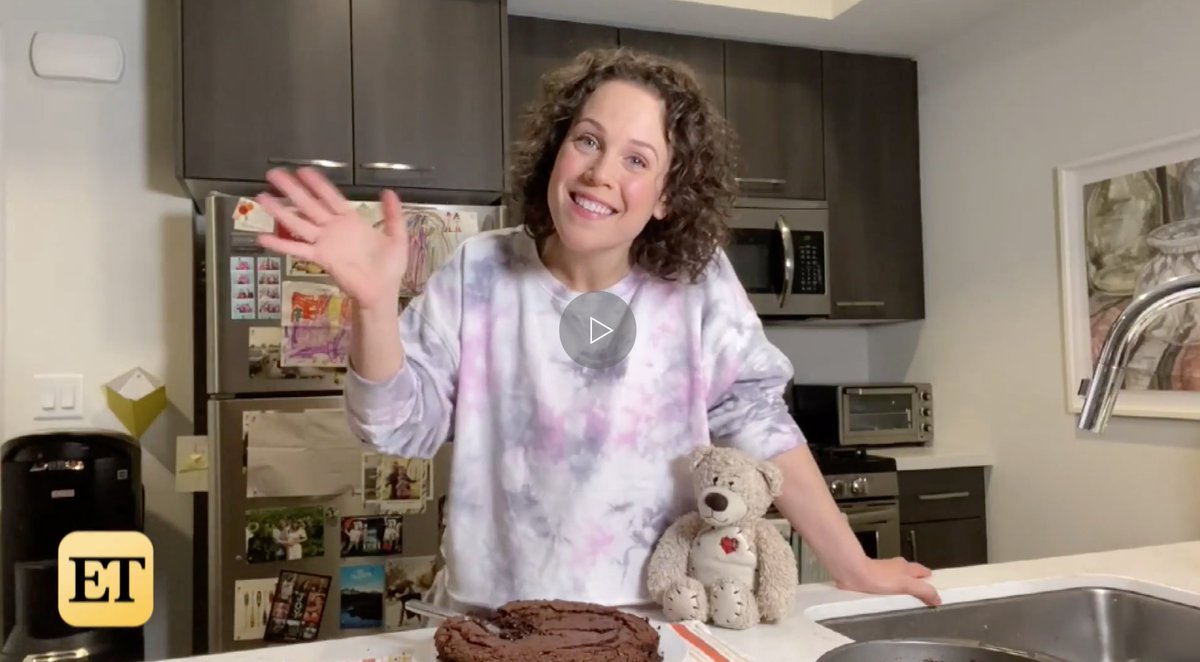 deidrebehar's tweet photo. A HUGE thank you to the incredible @erinkrakow for opening her kitchen to @etnow and bringing so much JOY and sweetness to #hearties around the world. I hope you enjoy this video as much I did! If you recreate these brownies, please tag us in your photos ❤️🍫😋 #WCTH https://t.co/5DMyJUcYA9
