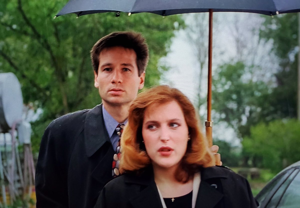 CatherineGlins2's tweet photo. The very first umbrella sharing scene. #RedMuseum #XCastQuarantine https://t.co/i2nekykGC9