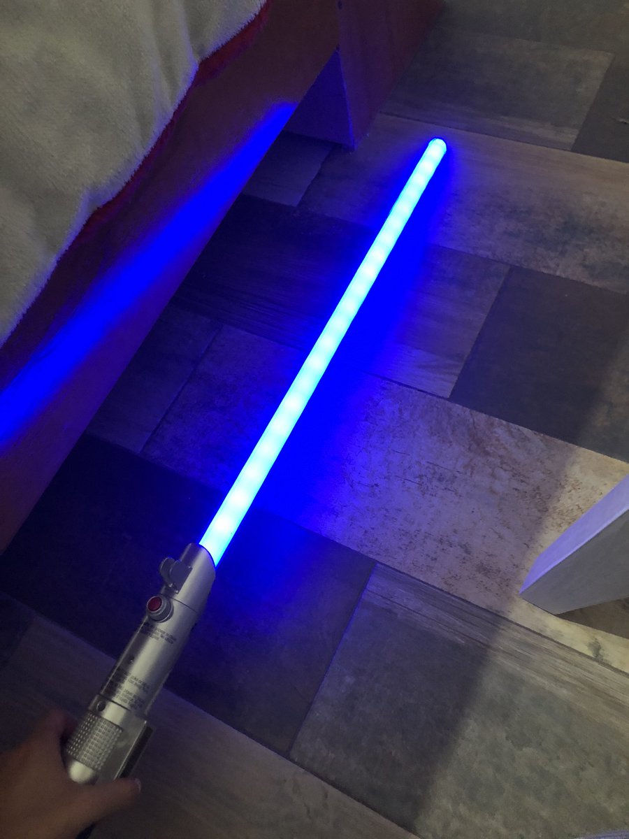 danseesaw_'s tweet photo. bueno raza uso mi Army Bomb (pto el que diga que es falso) o mi sable del poderoso Anakin Skywalker  
#BANGBANGCON @BTS_twt https://t.co/vZKUzKcUGB