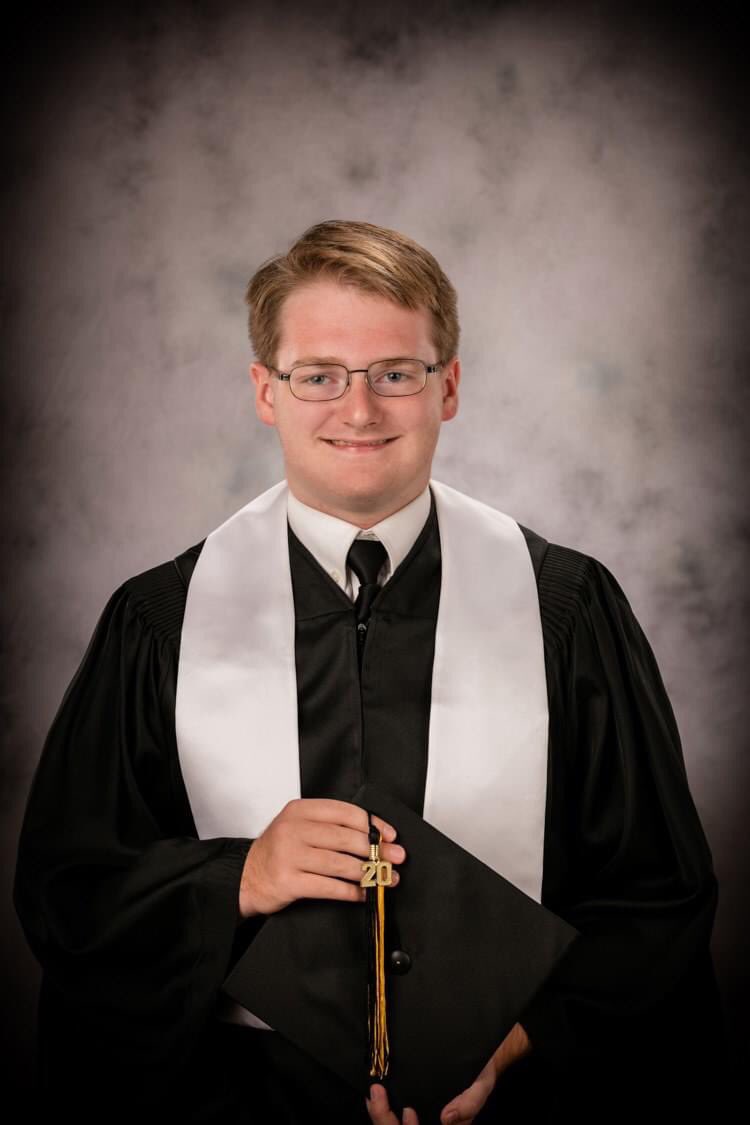 ales_dawn's tweet photo. My senior. ❤️❤️ #Classof2020 #HHS #TigerPride https://t.co/usG3s0sKvF