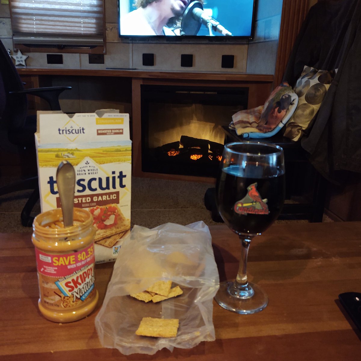 BWayneR48's tweet photo. An excellent dinner this evening. Chris Cornell supplying the music. #ChrisCornell #skippy #triscuit #stlouiscardinals #14hands https://t.co/F5JFFBkS6c