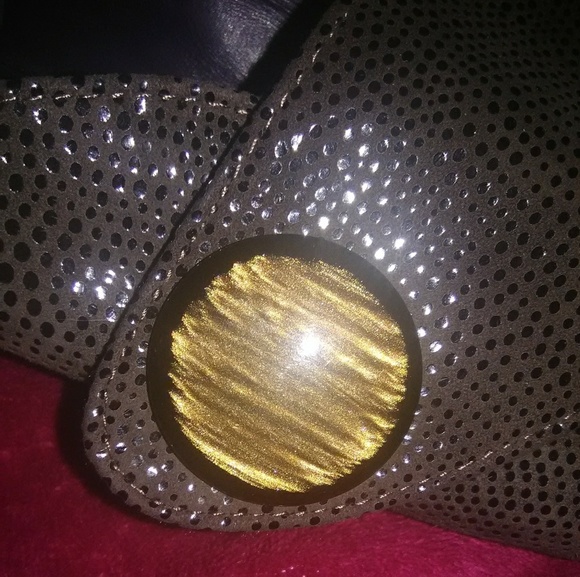 Dressyourself41's tweet photo. So good I had to share! Check out all the items I'm loving on @Poshmarkapp #poshmark #fashion #style #shopmycloset #vintage #verawanglavenderlabel #vaneli: https://t.co/GlHO85uksF https://t.co/dnnovidpHN