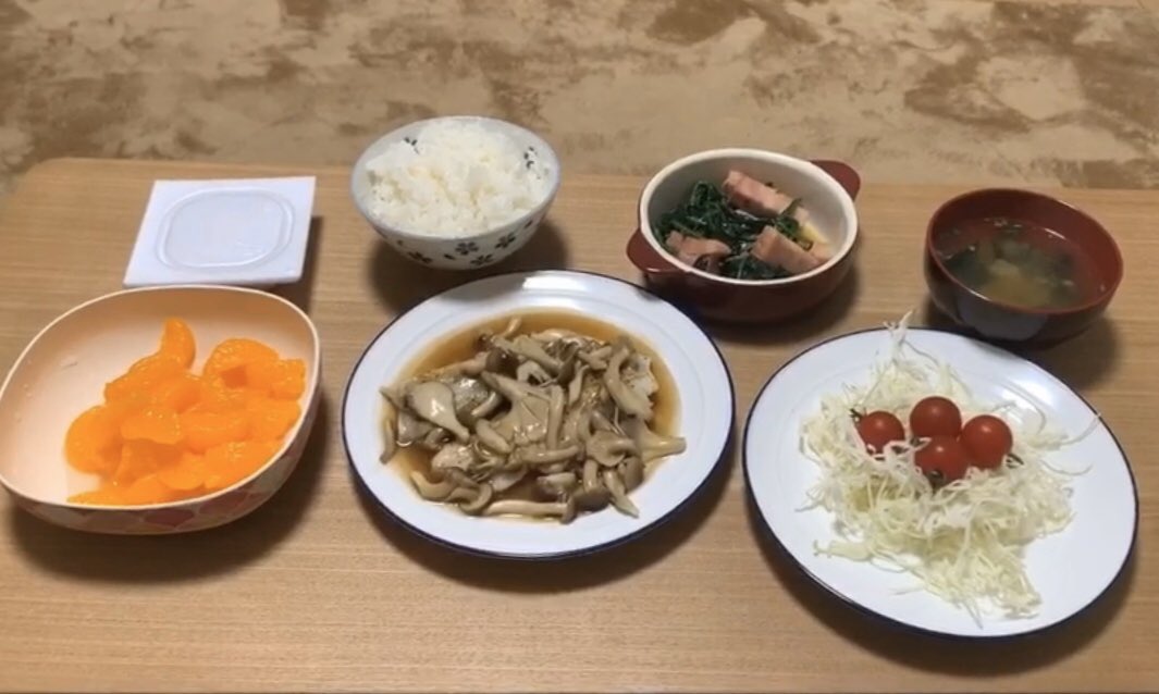 fcgifuDREAM's tweet photo. #StayHome  

今日は大西選手の手料理🍚
✅ご飯
✅白身魚のキノコあんかけ
✅ほうれん草とベーコンのソテー
✅キャベツとトマトのサラダ
✅味噌汁
✅納豆
✅みかん

料理の様子はＦＣ岐阜公式YouTubeにて後日配信予定😊

@rtr1124 
#大西遼太郎
#ＦＣ岐阜 #fcgifu #ICHIGAN https://t.co/3LVOv09fRu