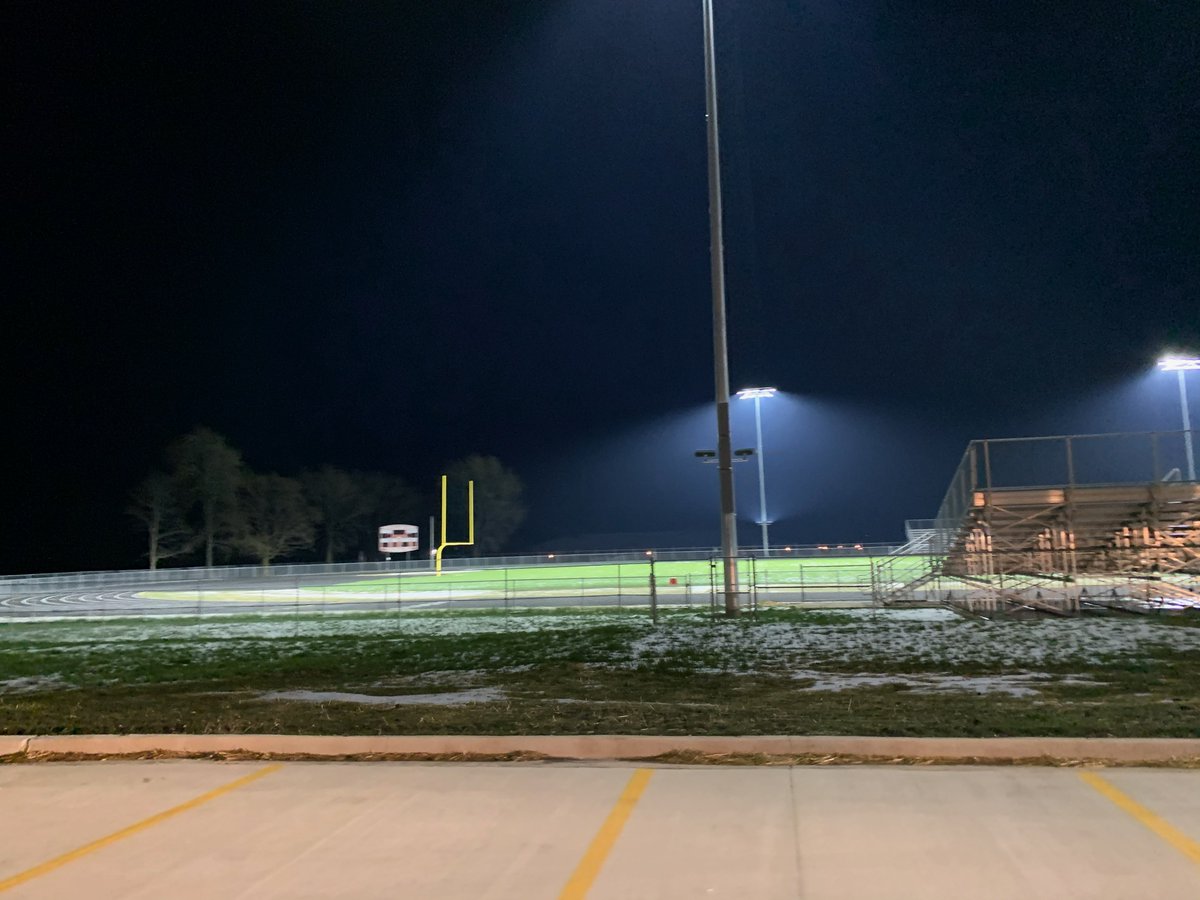 rpthole35's tweet photo. PHS Class of 2020, Princeville Strong!  Thank you Seniors and all Front Line Heros! #princespride #theprincesway #Classof2020 #LightsForTheFight #BeTheLight #IHSA @AdamDuvall @KurtPegler @hoijim https://t.co/L3kDFJA5Di