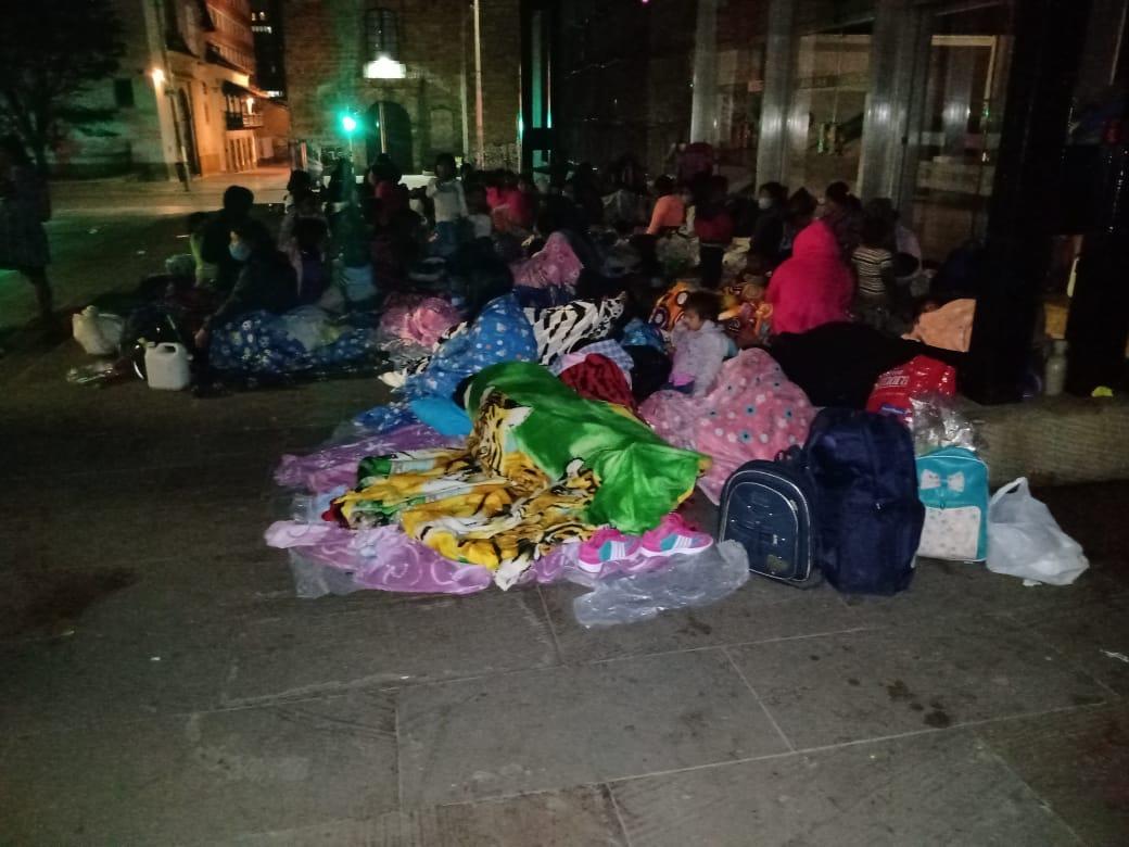 El ESTADO no existe indígenas Embera Chami duermen en la calle a pocas cuadras de la Presidencia @IvanDuque y de la Alcaldía de @ClaudiaLopez SON COLOMBIANOS!