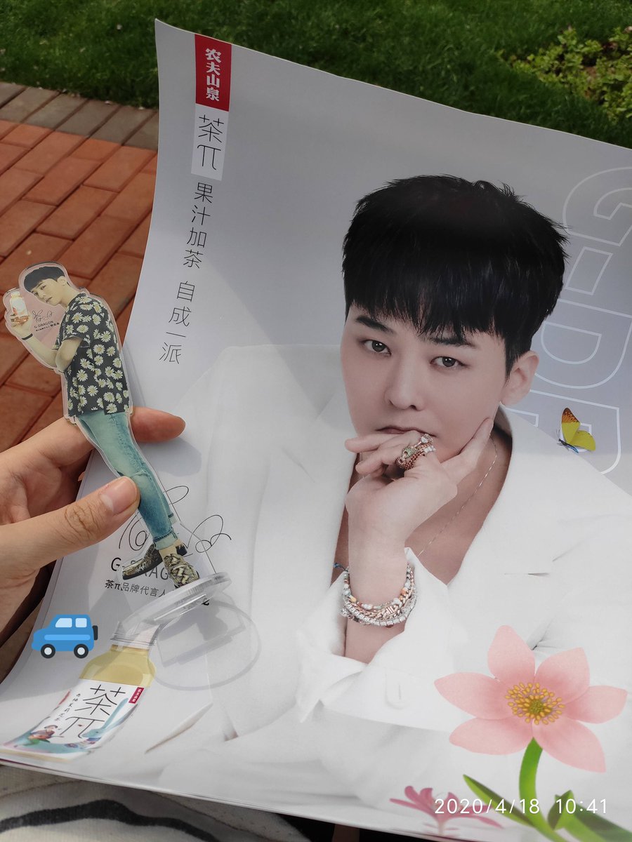 kkebbnee's tweet photo. More people lining up. In stores, you can get a mini standee 😭 and a poster 😭 #GDTea 

[weibo 甜志龙rh &amp; 梦中情人李昇炫] https://t.co/5K1UafM2YQ