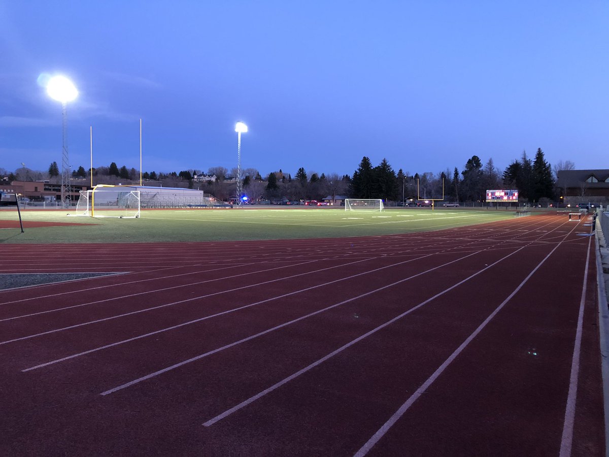 C_Havens22's tweet photo. Cody High School’s Spike Vannoy Stadium lit up as part of the #BeTheLightWY campaign for the 2020 seniors. #wyopreps #wyovarsity #wyosports https://t.co/vVD5cytGO2