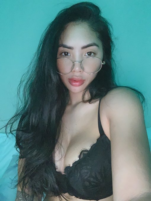 Nothing fits me anymore 🤷🏻&zwj;♀️ https://t.co/XlpfeBMydL<a href="/tag/madorebaes"class="tags"><span>#madorebaes</span></a>