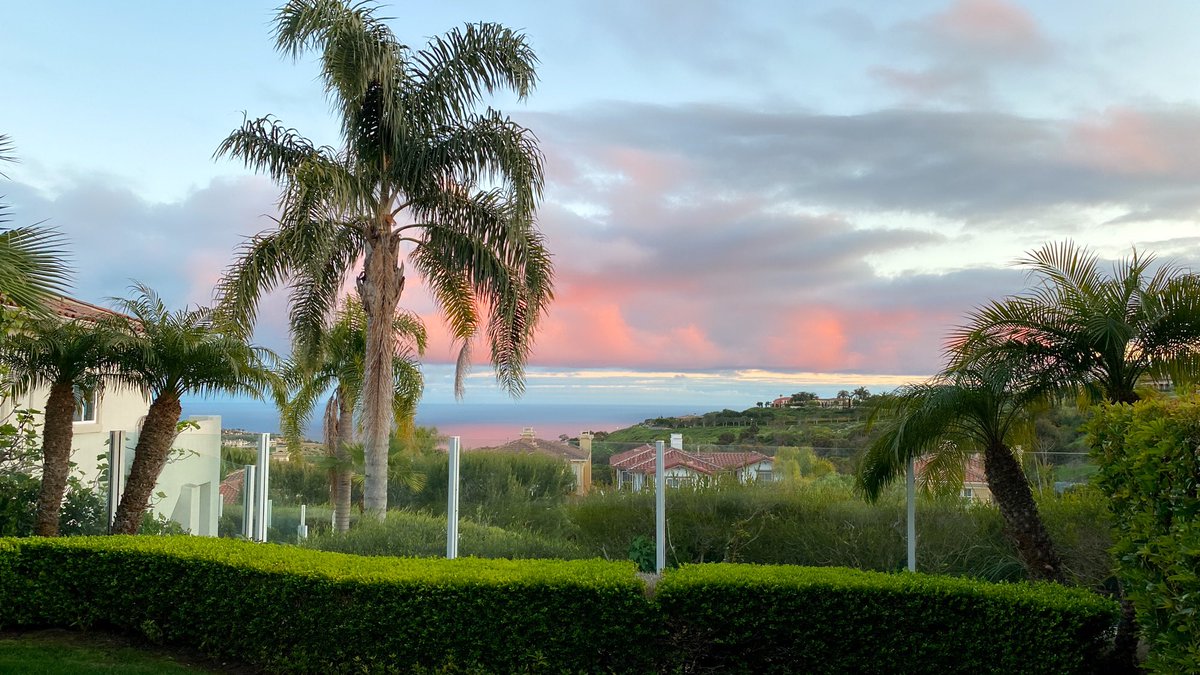Incredibly beautiful sky and reflection over the ocean. Glorious!!! #newportcoast #home