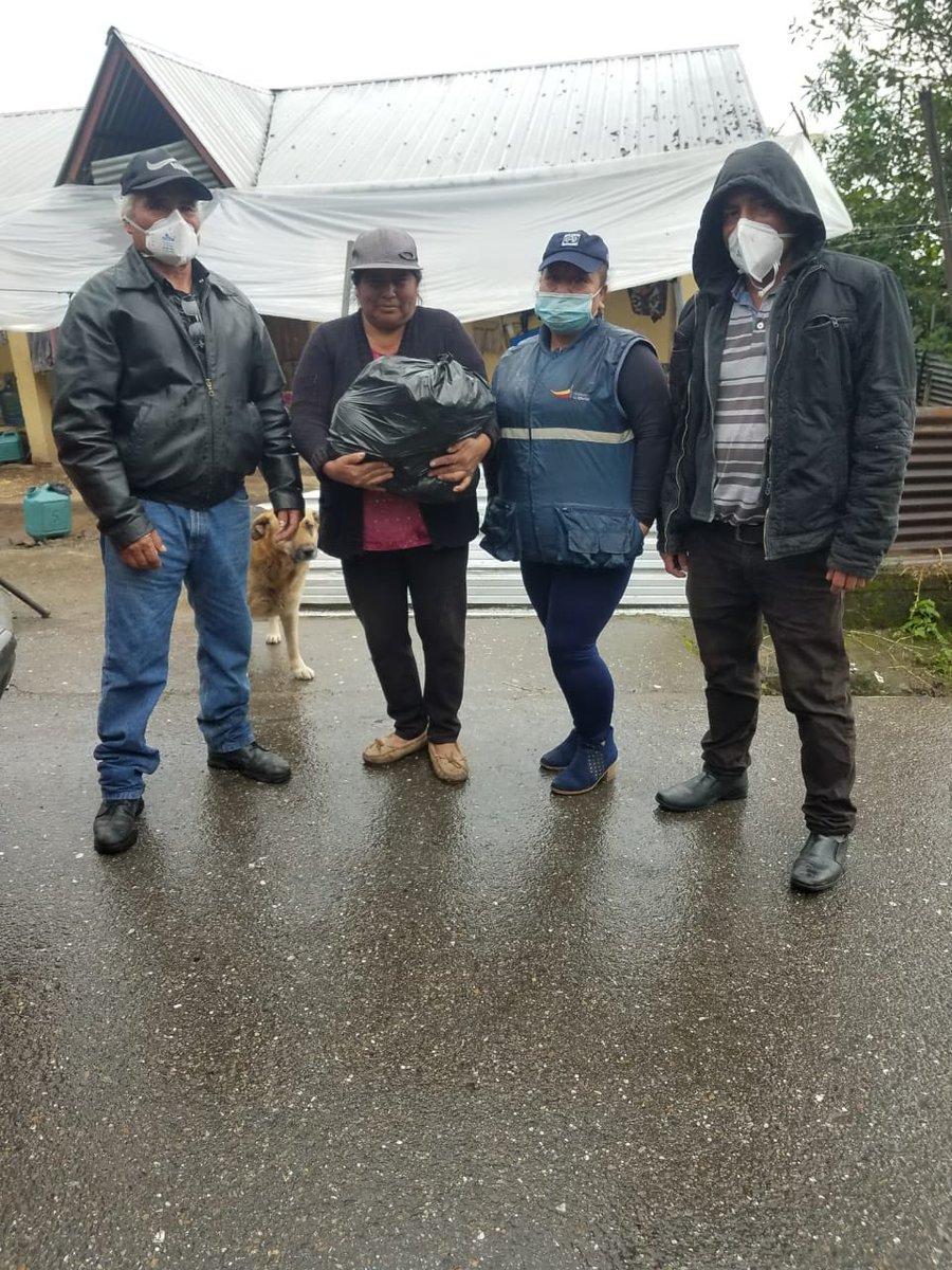 GoberChimborazo's tweet photo. #Capsol La Tenencia Política de la parroquia de Capsol del cantón Chunchi, acompañó al GAD Parroquial a la entrega de kits de alimentos a personas vulnerables en la comuna Pacucansha.
#QuédateEnCasa https://t.co/vwB41qMwBC