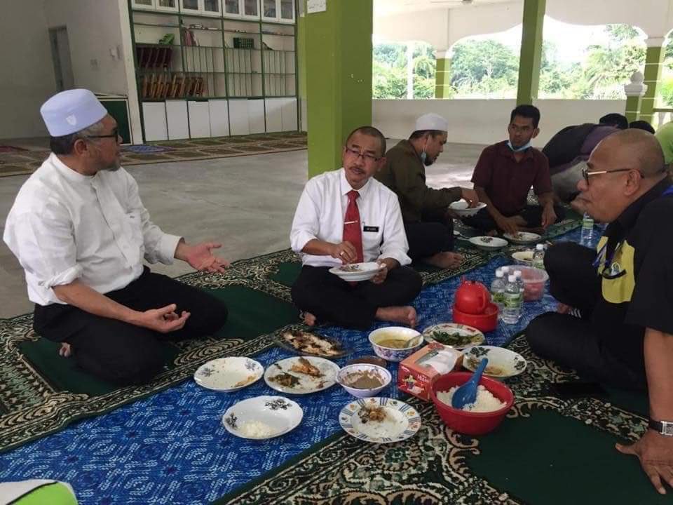 HermyRahim's tweet photo. Sslam @DrAdhamBaba esok saya nak buat makan makan lah. Nak tangkap saya? Ok boleh, tangkap sekali mereka ini. Saya nak satu penjara dengan dia. Boleh? https://t.co/HazQOQneZx